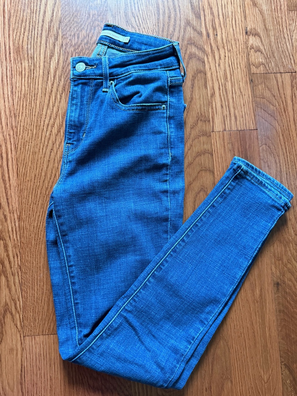 Levi's 721 High Rise Skinny Jeans - Medium Wash
